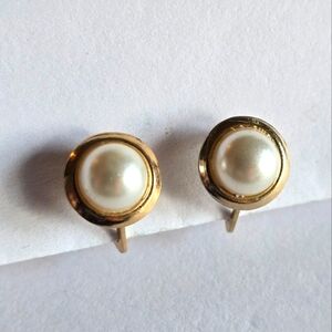 Vintage earrings white pearl gold tone screwback pearlcore